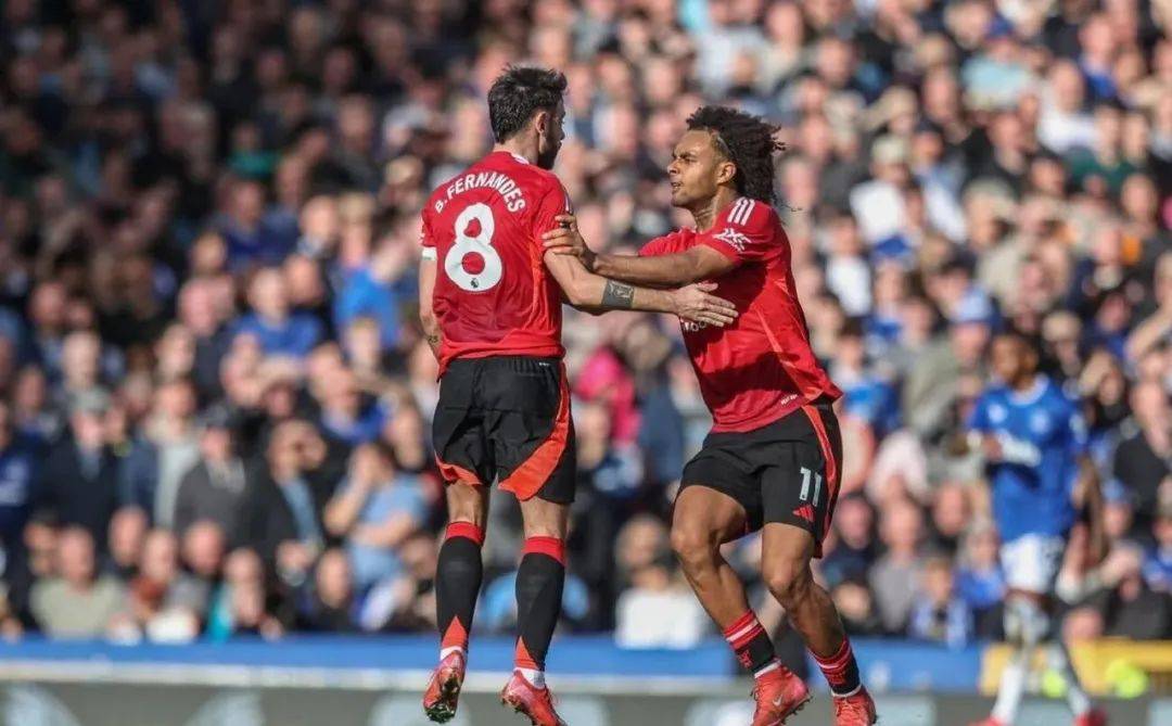 包含曼联球迷现场助威，激发球队夺冠斗志的词条