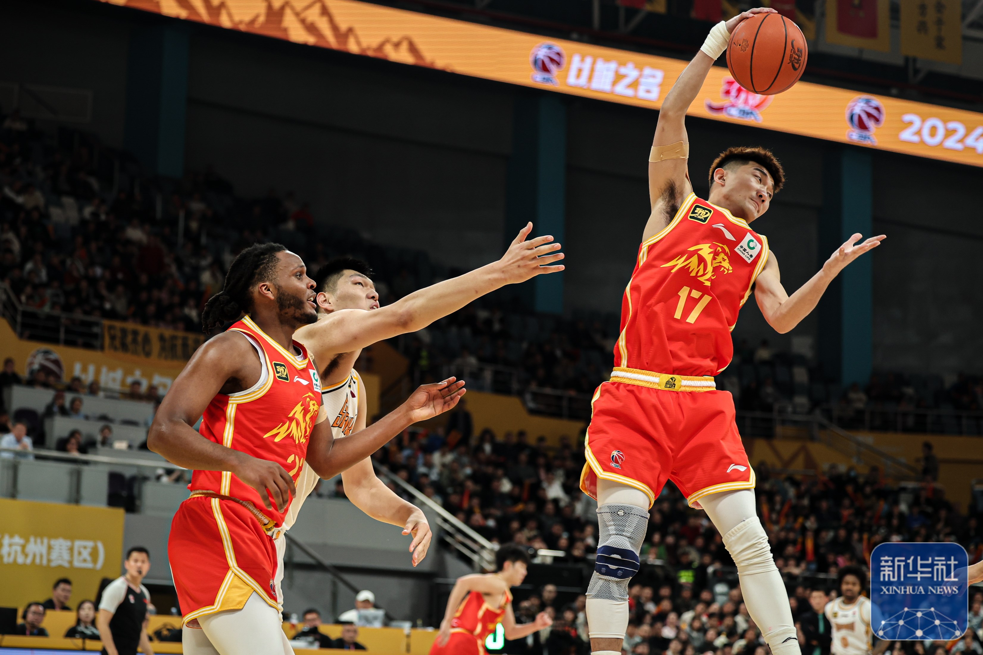 爱游戏注册-包含在浙江队赛场上演CBA季后赛，高光操作，引发观众齐声高喊的词条
