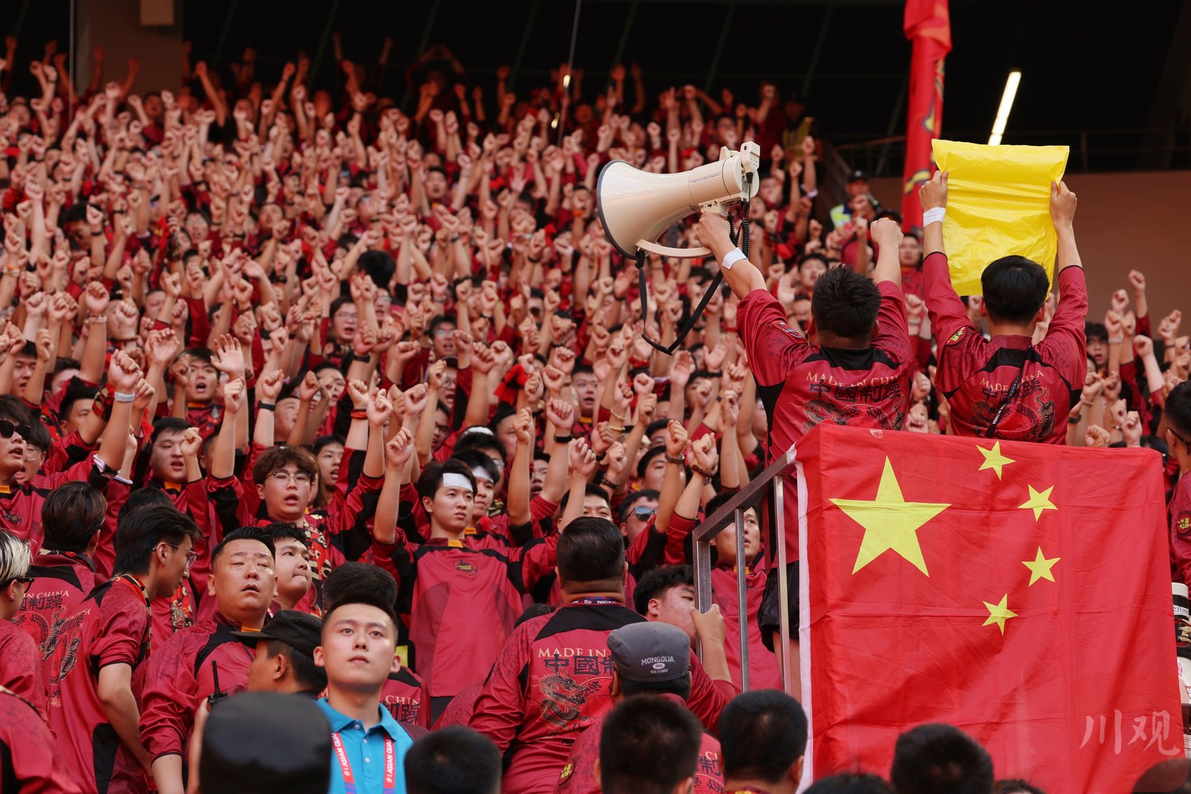 爱游戏课程-劲敌相争，某队英姿飒爽，足球比赛现场激情四射