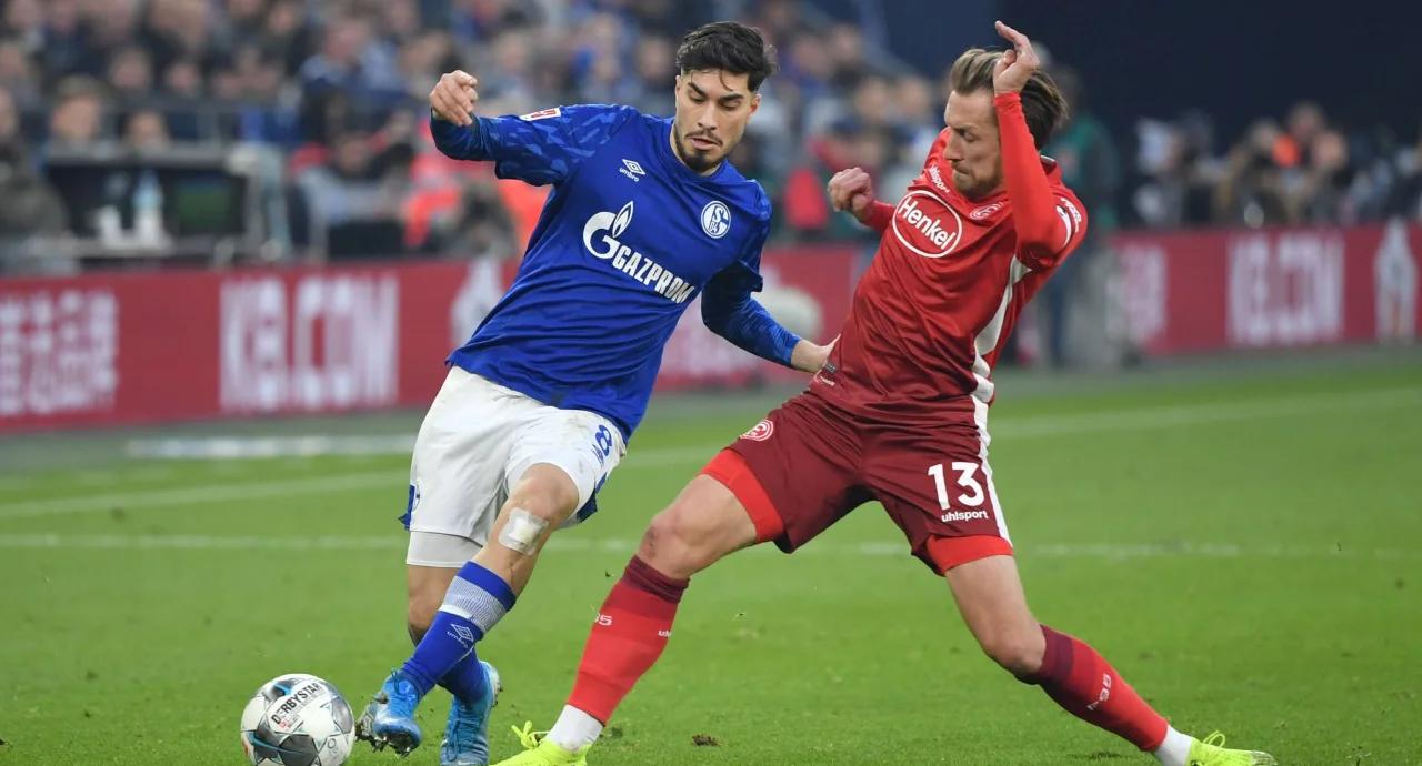 包含沙尔克客场不敌对手，德甲榜首位置岌岌可危的词条