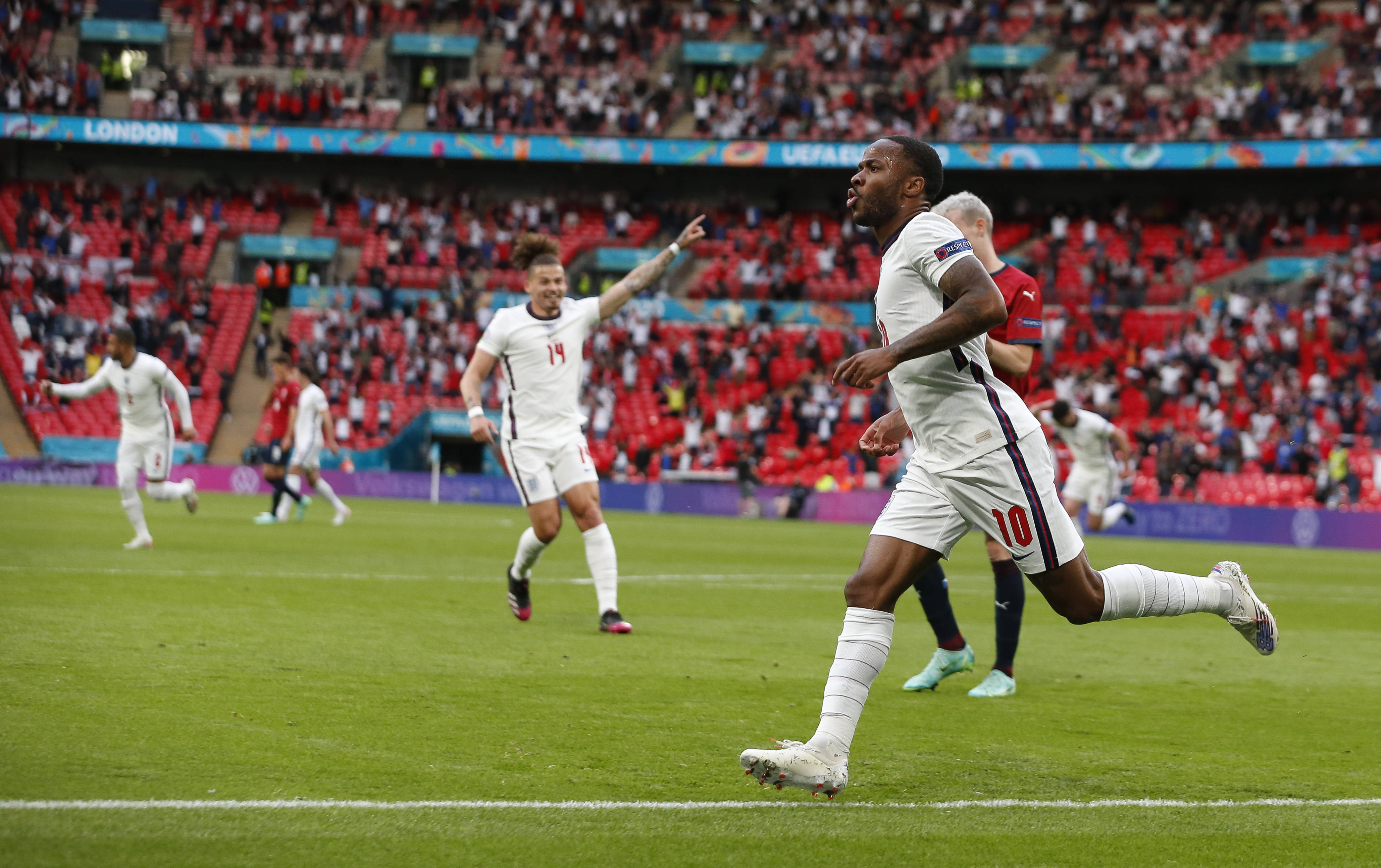 关于英格兰队实现历史性突破，收获参加国际足球重要赛事的资格的信息