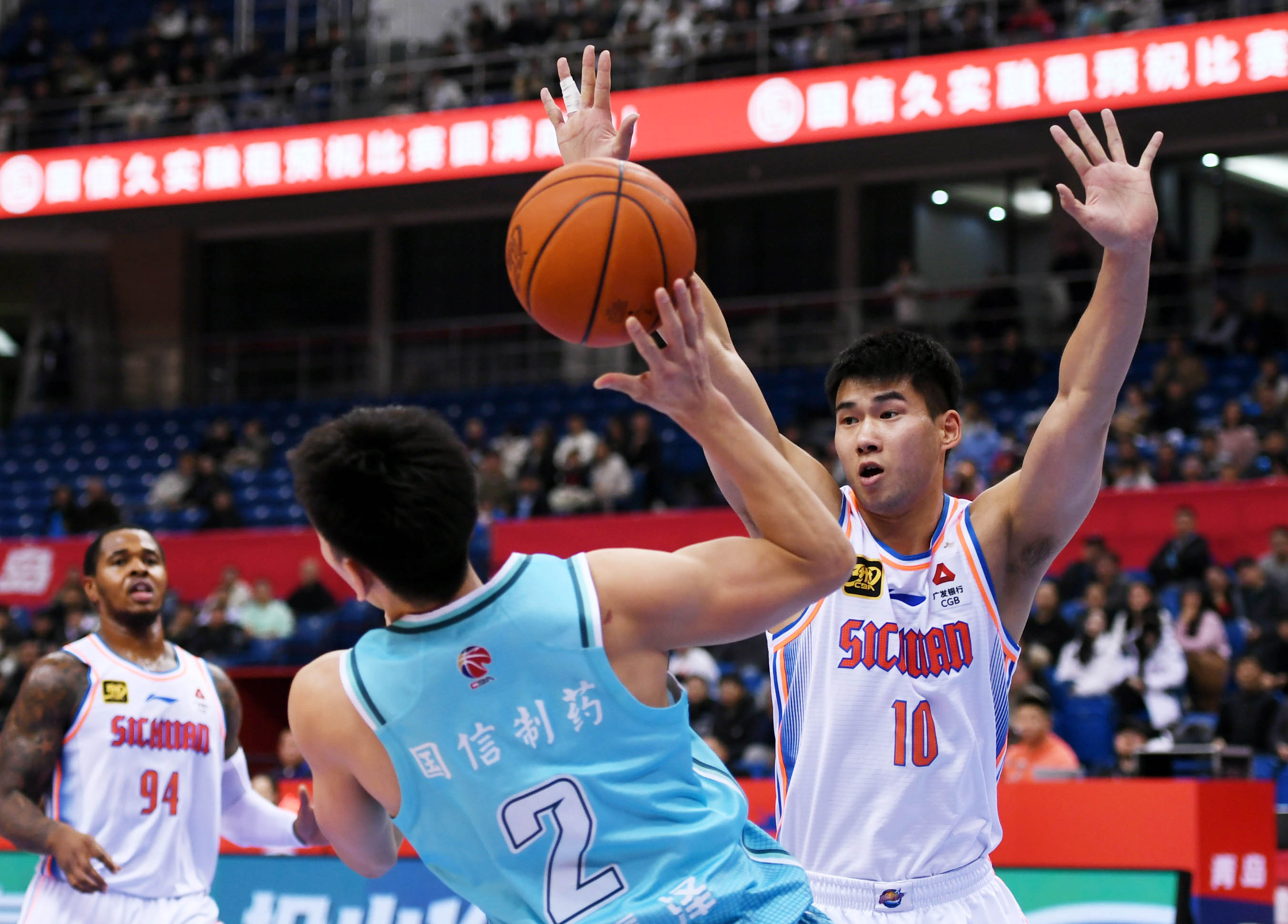 爱游戏视频-四川男篮在主场比赛中斩获胜利