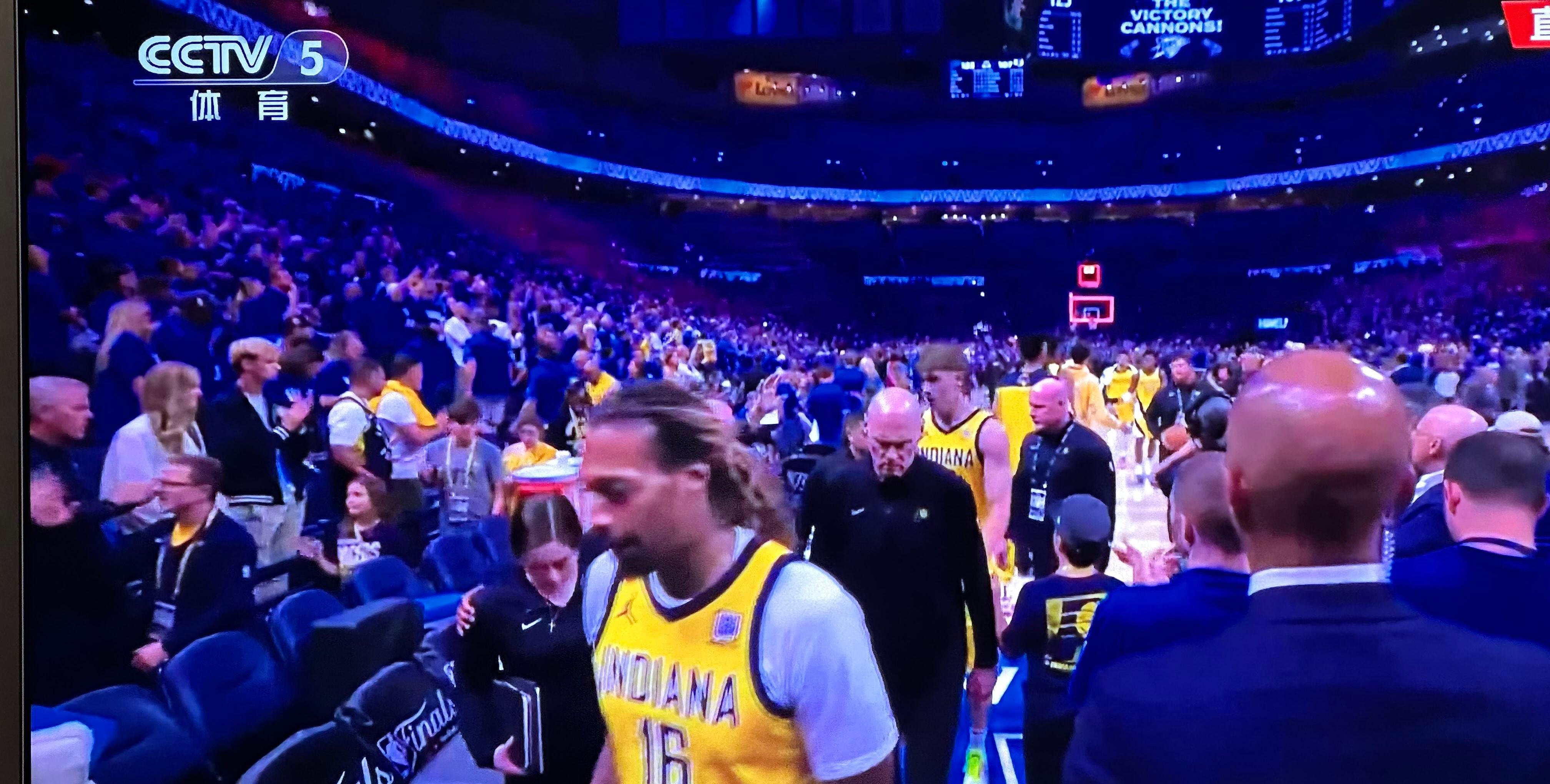 爱游戏网站-包含雷霆全队备战下一场比赛，拼尽全力争取胜利的词条