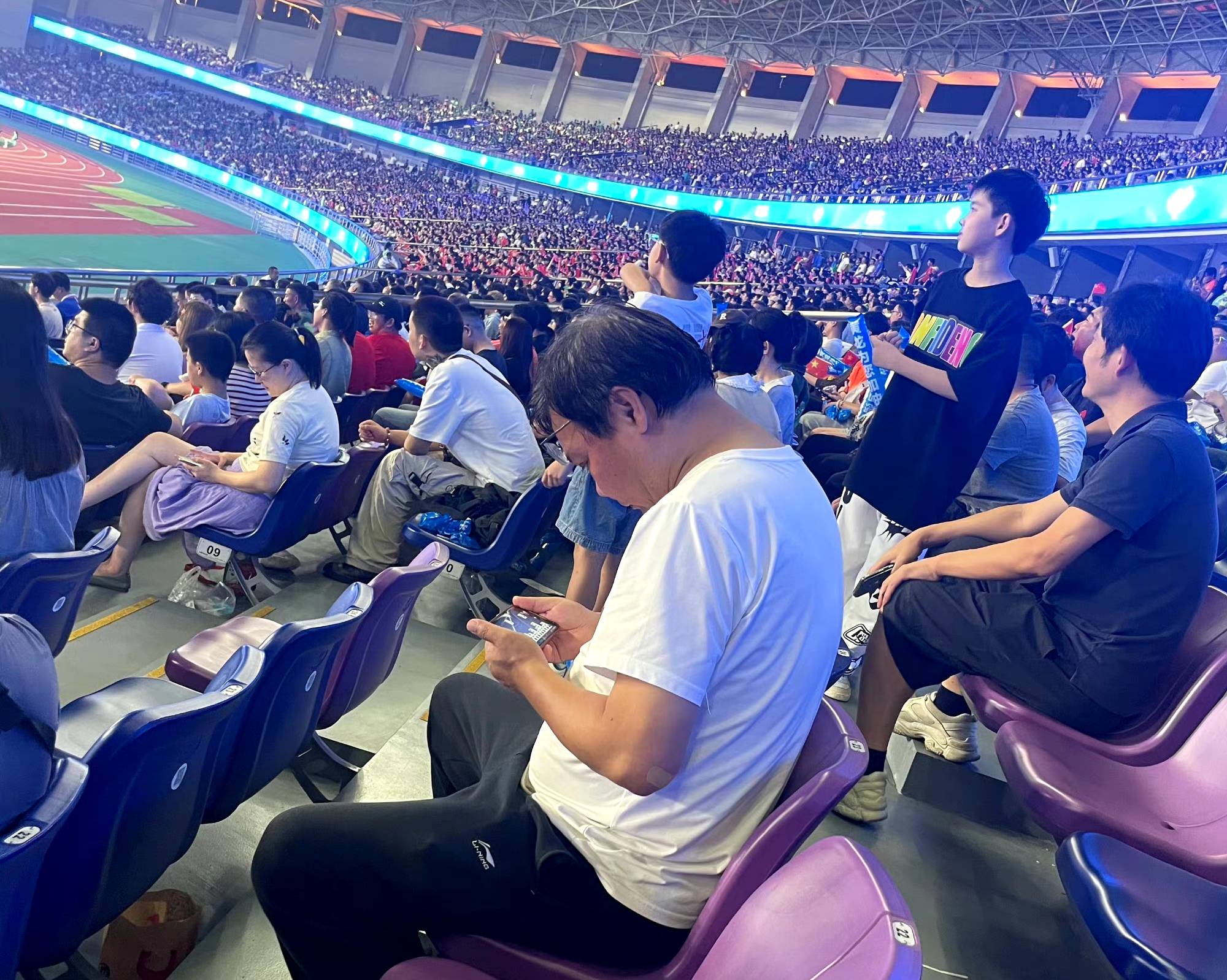 精彩纷呈的比赛吸引了众多球迷驻足观看